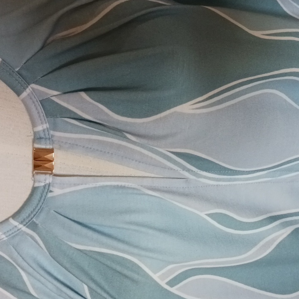 Elegant Blue Sleeveless Top - Picture 3 of 6
